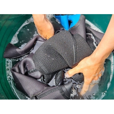 In d Wet WettieClean detergente per neoprene