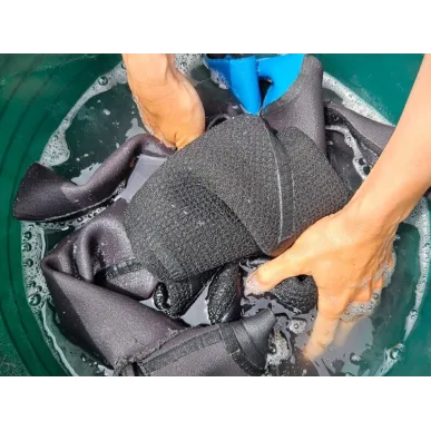 In d Wet WettieClean detergente per neoprene
